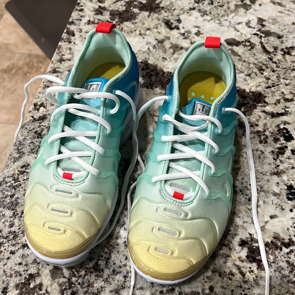 New Nike Air Max Women’s size 8.5
